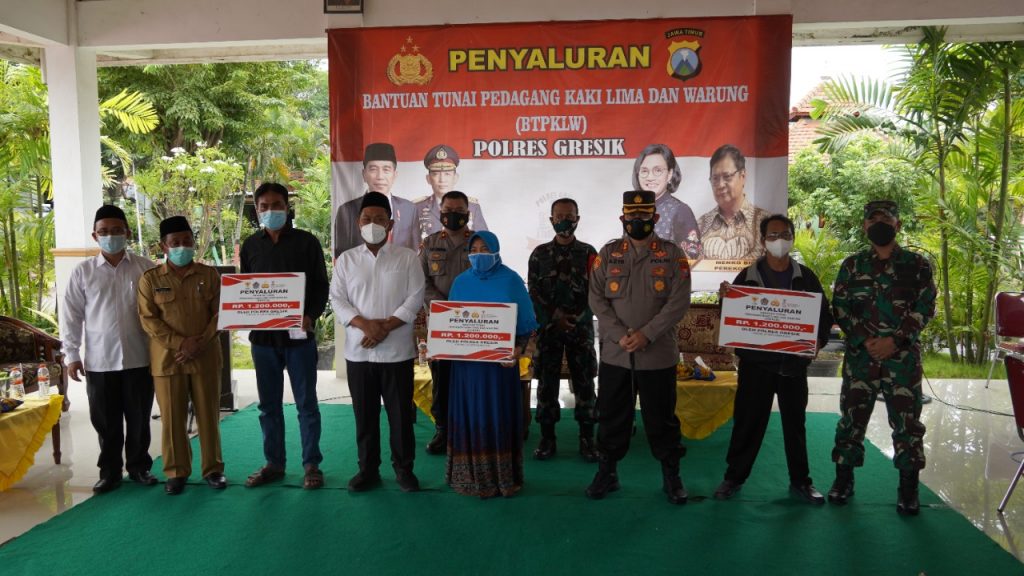 Kapolres Gresik Akbp Mochamad Nur Azis Bersama Forkopimda Salurkan Bantuan Tunai Pedagang Kaki Lima Dan Warung.